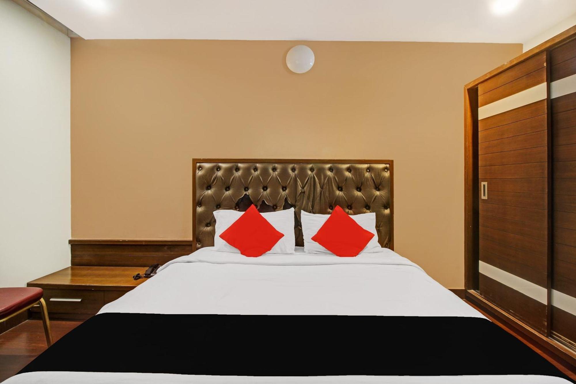 Collection O 82357 Hotel Surabhi Pride Trimulgherry Exterior foto